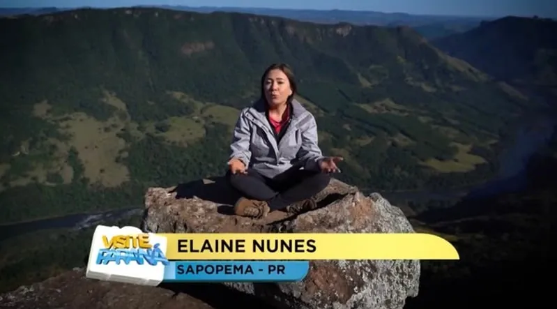 Elaine em meditação no alto da montanha em Sapopema, PR