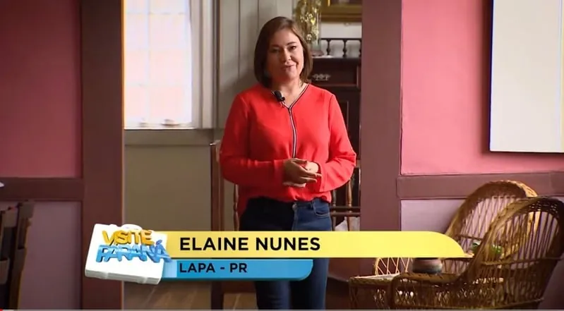 Elaine apresentando reportagem na Lapa, PR