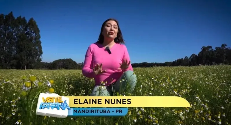 Elaine apresentando em campo florido em Mandirituba, PR